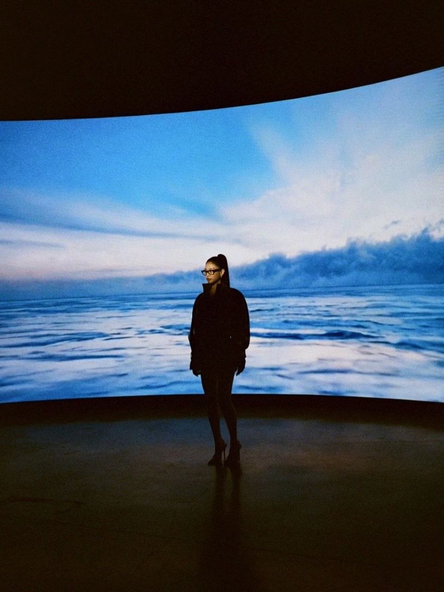 nihni's tweet photo. i just stepped out of a dystopian fashion archive nobody was emotionally prepared to reopen. https://t.co/Irw3q3GMRc