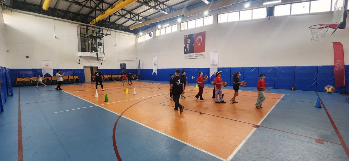 GSB_ToroslarGM's tweet photo. "Biz Bir Takımız" projesinin 5. haftasında çocuklarımız, basketbol etkinliği ile takım çalışması ve iş birliği becerilerini geliştirirken; sosyal uyum etkinliklerinde paylaşma, iletişim ve birlikte hareket etme konularında farkındalık kazandı. https://t.co/1pt7XCmPpd