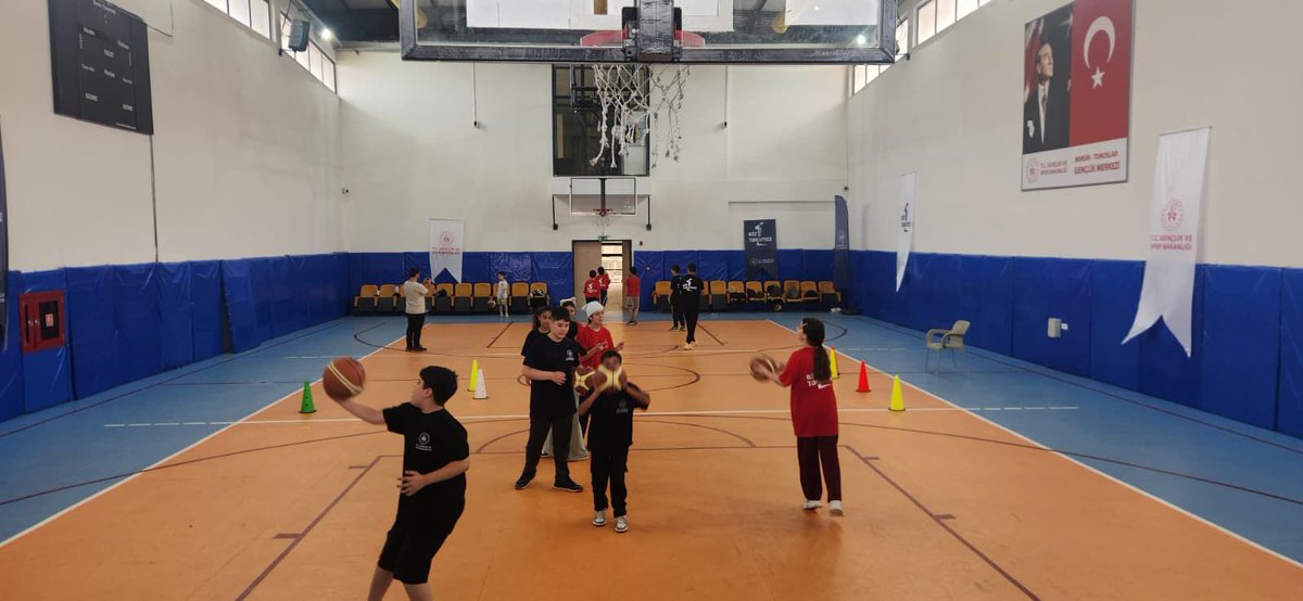 GSB_ToroslarGM's tweet photo. "Biz Bir Takımız" projesinin 5. haftasında çocuklarımız, basketbol etkinliği ile takım çalışması ve iş birliği becerilerini geliştirirken; sosyal uyum etkinliklerinde paylaşma, iletişim ve birlikte hareket etme konularında farkındalık kazandı. https://t.co/1pt7XCmPpd