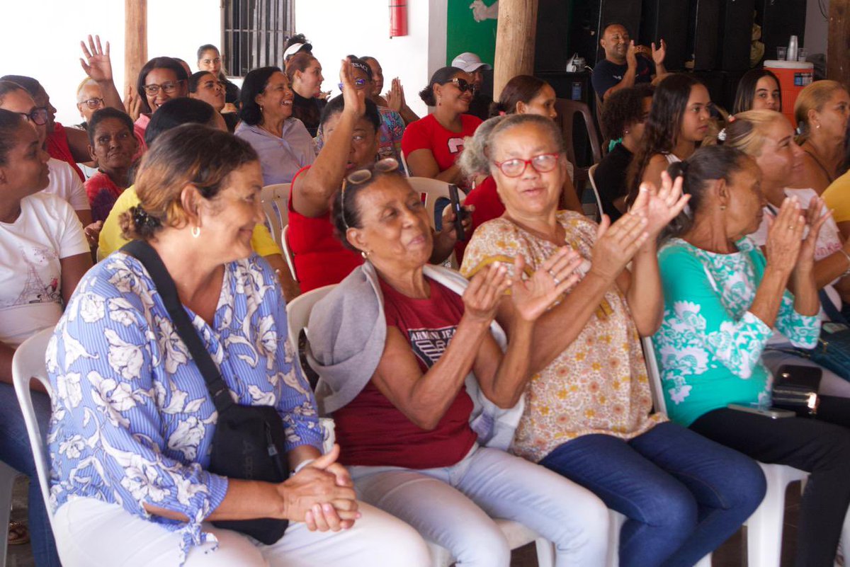 partidodxc's tweet photo. El partido Dominicanos por el Cambio celebró este fin de semana un emotivo agasajo en honor a las madres del Municipio La Mata de Santa Cruz, Monte Cristi, como parte de su programa de acercamiento y reconocimiento al rol de la mujer en el desarrollo del país.

#DxC https://t.co/nlbKJzqe6T