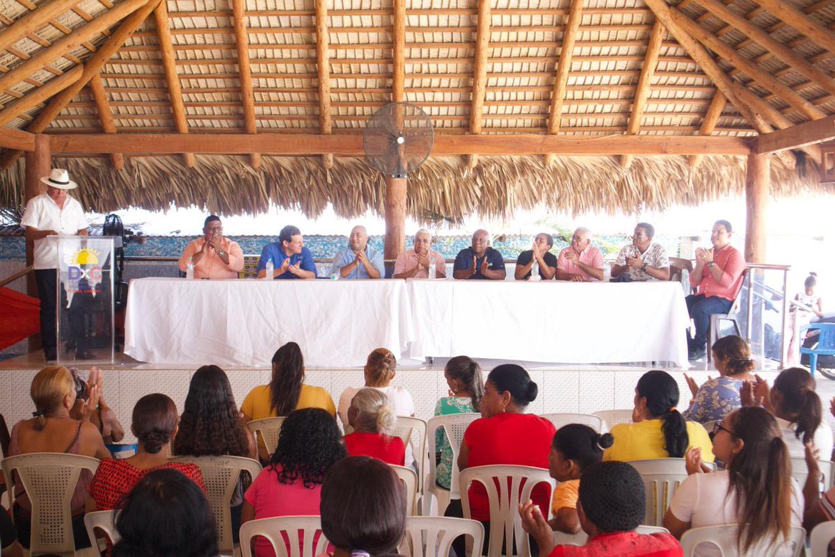 partidodxc's tweet photo. El partido Dominicanos por el Cambio celebró este fin de semana un emotivo agasajo en honor a las madres del Municipio La Mata de Santa Cruz, Monte Cristi, como parte de su programa de acercamiento y reconocimiento al rol de la mujer en el desarrollo del país.

#DxC https://t.co/nlbKJzqe6T