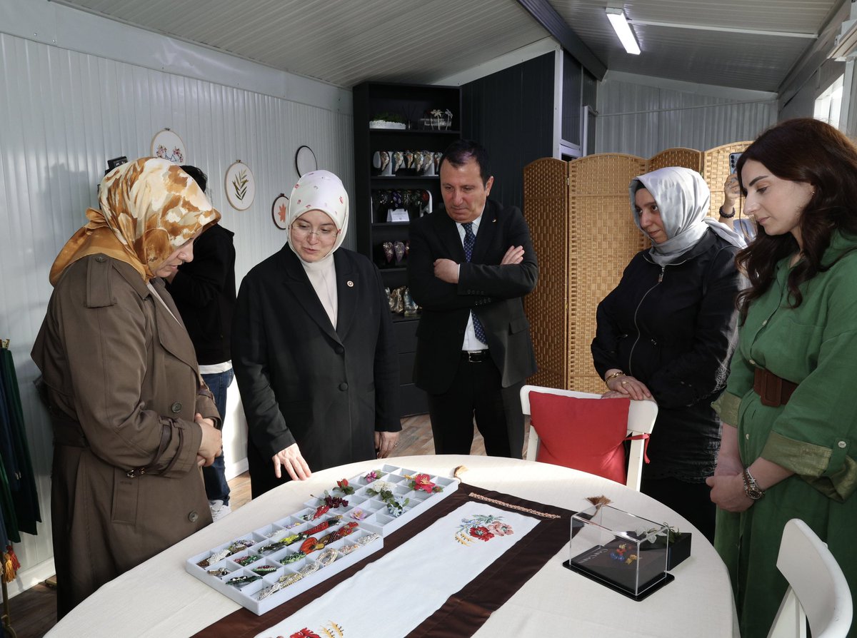 kmtso_tr's tweet photo. AK Parti Kahramanmaraş Milletvekili Dr. Tuba Köksal, Kahramanmaraş Kadın İş Geliştirme Merkezimizi (KİGEM) ziyaret etti.

Yönetim Kurulu Başkanımız Mustafa Buluntu ve KİGEM Koordinatörümüz Mine Şevran’ın da yer aldığı ziyarette, Dr. Tuba Köksal; KİGEM bünyesinde faaliyet gösteren kadın girişimcilerimizin ofislerini ziyaret ederek yürüttükleri çalışmalar hakkında bilgi aldı.

Kadın girişimciliğinin desteklenmesine yönelik faaliyetler ve projeler üzerine değerlendirmelerde bulunulan ziyaret dolayısıyla kendilerine teşekkür ediyoruz.

@drtubakoksal 

#kmtso #kigem #kadıngirisimci #ziyaret #kahramanmaraş