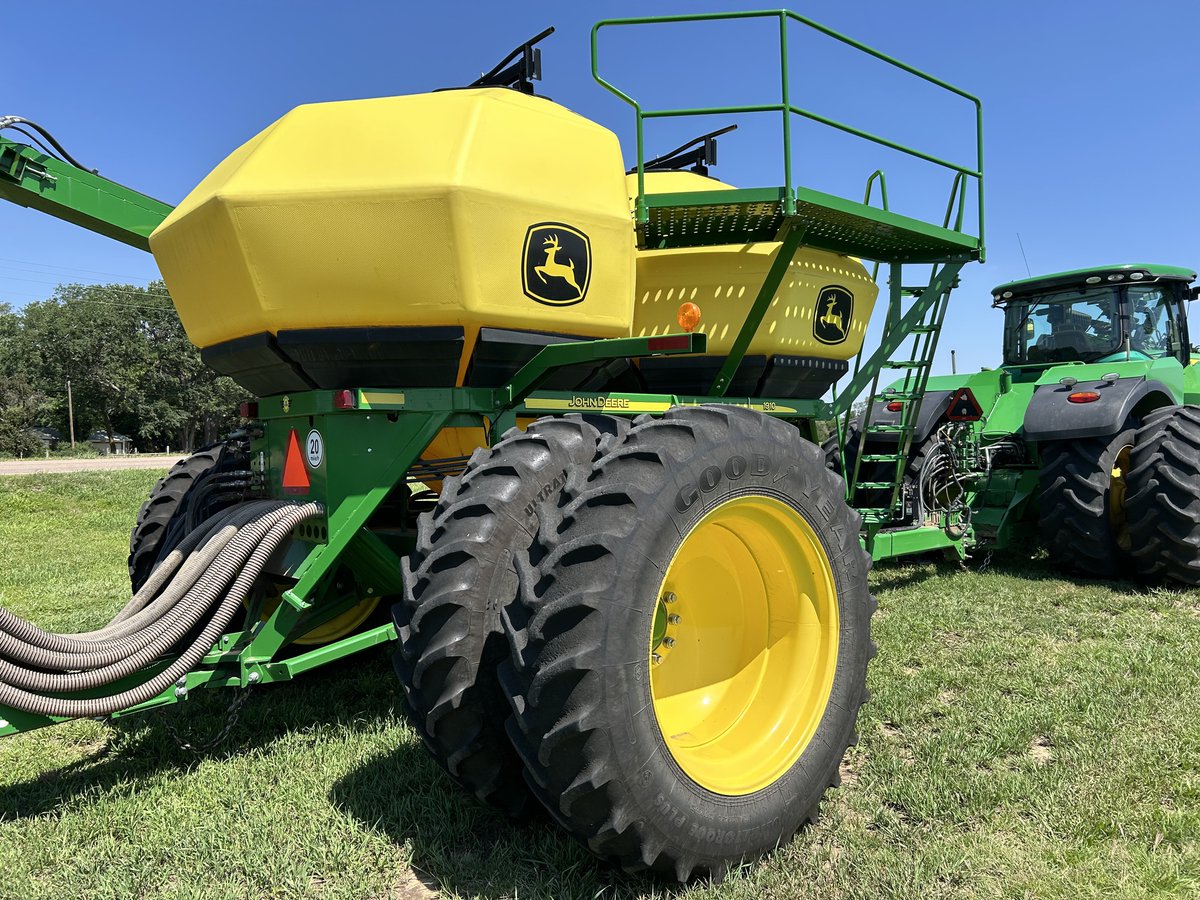 PrairieLandJD's tweet photo. 2021 John Deere 1890
$166,500
• Exapta Hydraulic Downforce
• Single Shoot Air Package for Tow-Between Cart
• 7.5” Spacing
• Width 42
• Dual 31 x 13.5 - 15 Hi-Flotation Tires
Text or call our used equipment line at 620-445-9699 to learn more! https://t.co/gYfav0Vir7