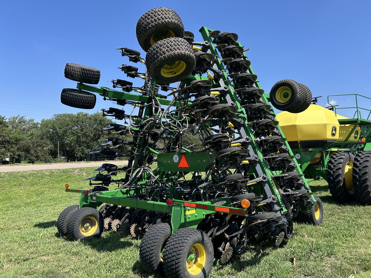 PrairieLandJD's tweet photo. 2021 John Deere 1890
$166,500
• Exapta Hydraulic Downforce
• Single Shoot Air Package for Tow-Between Cart
• 7.5” Spacing
• Width 42
• Dual 31 x 13.5 - 15 Hi-Flotation Tires
Text or call our used equipment line at 620-445-9699 to learn more! https://t.co/gYfav0Vir7