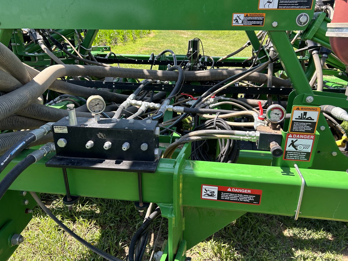 PrairieLandJD's tweet photo. 2021 John Deere 1890
$166,500
• Exapta Hydraulic Downforce
• Single Shoot Air Package for Tow-Between Cart
• 7.5” Spacing
• Width 42
• Dual 31 x 13.5 - 15 Hi-Flotation Tires
Text or call our used equipment line at 620-445-9699 to learn more! https://t.co/gYfav0Vir7