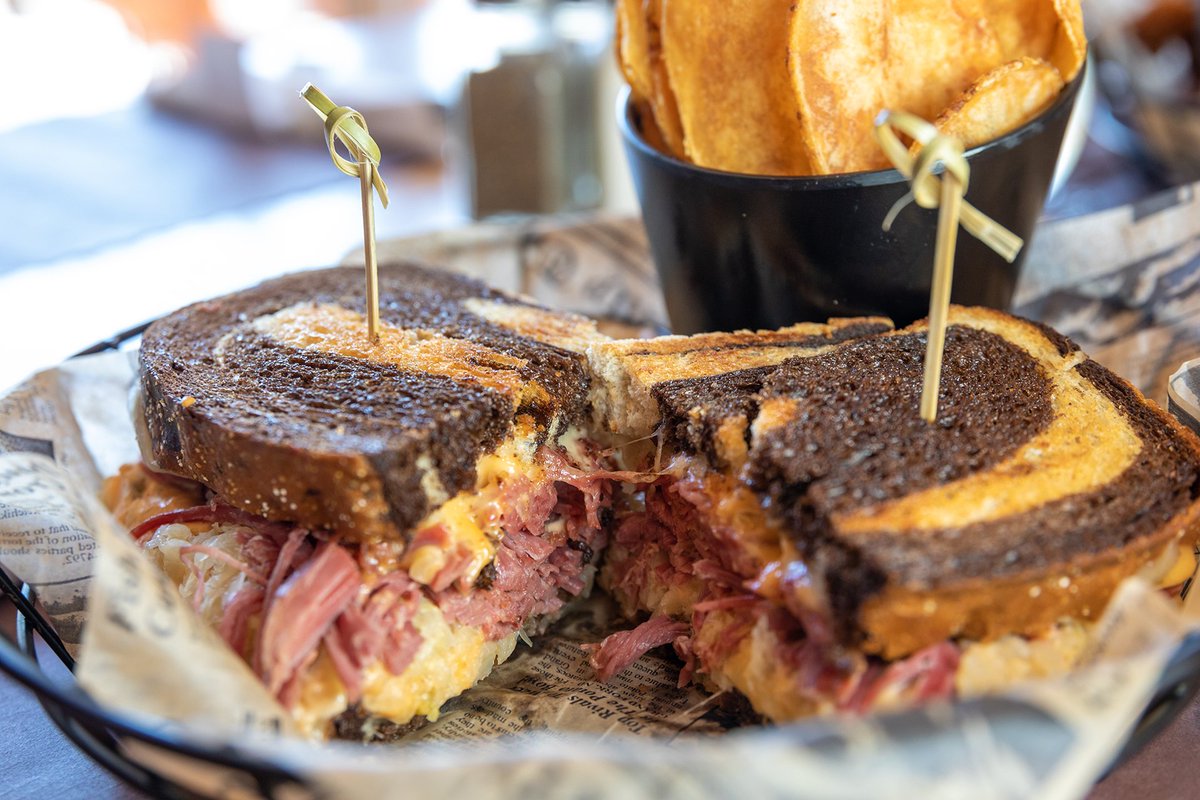 ReillysPubGL's tweet photo. Big flavor, big following 🥪 Reilly's Reuben is a guest favorite for good reason—slow cooked hand-pulled corned beef, sauerkraut, Swiss cheese, and Thousand Island dressing on marble rye make every bite unforgettable. 😋 #ReillysPub #ReillysReuben #SandwichLovers https://t.co/pIt3EzyVz0