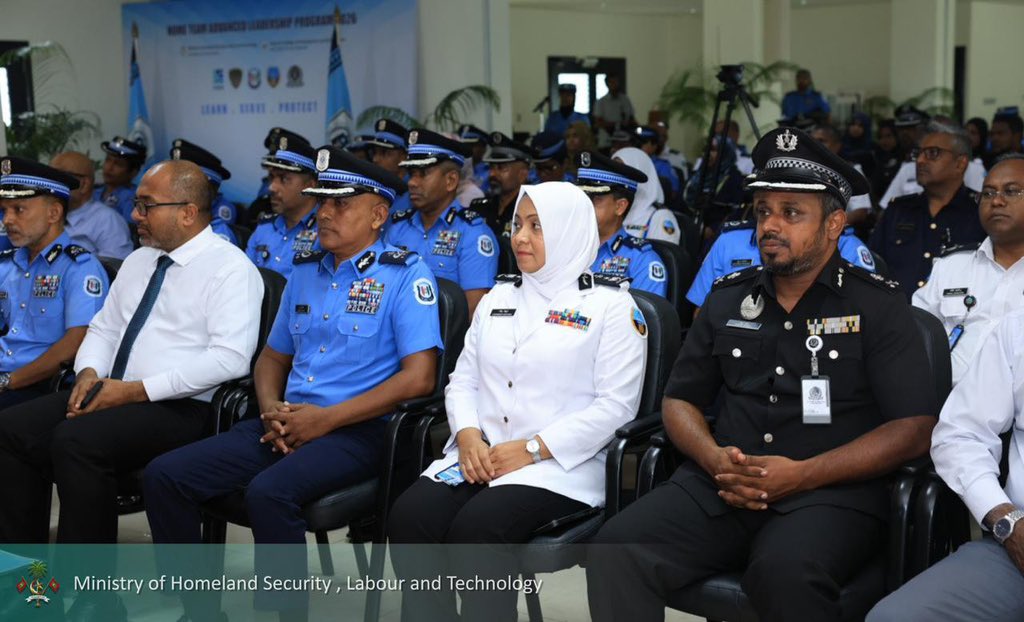 HomeMinistrymv's tweet photo. "ހޯމް ޓީމް އެޑްވާންސްޑް ލީޑަރޝިޕް ޕްރޮގްރާމް" ބެޗް 2 ނިމުމުގެ ރަސްމިއްޔާތު ވަޒީރު ޢަލީ އިޙްސާން ޝަރަފުވެރިކޮށްދެއްވައި، މިއަދު ބޭނުންވަނީ ރައްޔިތުންނާ ގާތުން ޚިދުމަތްދޭ އަދި ނަތީޖާ ނެރޭނެ ޤާބިލު ލީޑަރުންކަން ފާހަގަކުރެއްވި. 

މި ރަސްމިއްޔާތުގައި އެކްސްކޯގެ ސީނިއަރ ލީޑަރޝިޕް ބޭފުޅުންނާއި، އެގްޒެކެޓިވް ޑިރެކްޓަރ އެސިސްޓެންޓް ކޮމިޝަނަރ އޮފް ޕޮލިސް އަޙްމަދު ޢަބްދުއްރަޙްމާން ބައިވެރިވެވަޑައިގެންނެވި.
