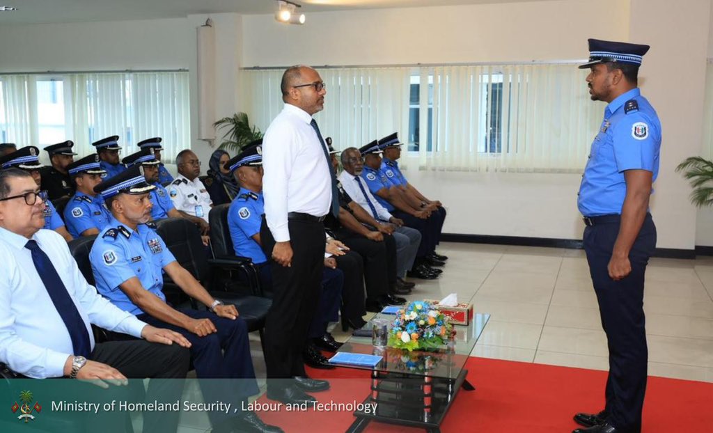 HomeMinistrymv's tweet photo. "ހޯމް ޓީމް އެޑްވާންސްޑް ލީޑަރޝިޕް ޕްރޮގްރާމް" ބެޗް 2 ނިމުމުގެ ރަސްމިއްޔާތު ވަޒީރު ޢަލީ އިޙްސާން ޝަރަފުވެރިކޮށްދެއްވައި، މިއަދު ބޭނުންވަނީ ރައްޔިތުންނާ ގާތުން ޚިދުމަތްދޭ އަދި ނަތީޖާ ނެރޭނެ ޤާބިލު ލީޑަރުންކަން ފާހަގަކުރެއްވި. 

މި ރަސްމިއްޔާތުގައި އެކްސްކޯގެ ސީނިއަރ ލީޑަރޝިޕް ބޭފުޅުންނާއި، އެގްޒެކެޓިވް ޑިރެކްޓަރ އެސިސްޓެންޓް ކޮމިޝަނަރ އޮފް ޕޮލިސް އަޙްމަދު ޢަބްދުއްރަޙްމާން ބައިވެރިވެވަޑައިގެންނެވި.