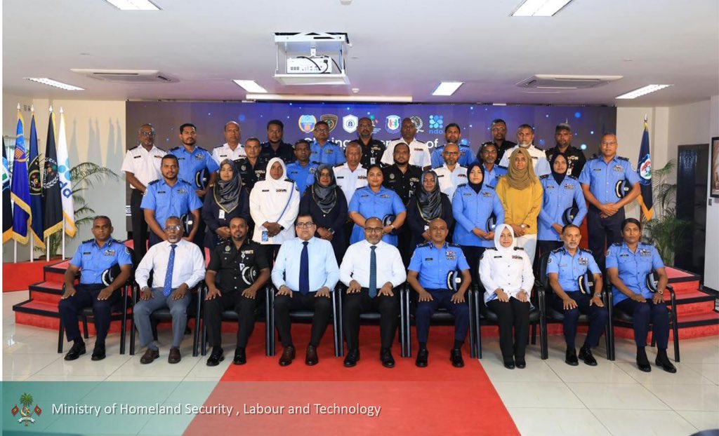 HomeMinistrymv's tweet photo. "ހޯމް ޓީމް އެޑްވާންސްޑް ލީޑަރޝިޕް ޕްރޮގްރާމް" ބެޗް 2 ނިމުމުގެ ރަސްމިއްޔާތު ވަޒީރު ޢަލީ އިޙްސާން ޝަރަފުވެރިކޮށްދެއްވައި، މިއަދު ބޭނުންވަނީ ރައްޔިތުންނާ ގާތުން ޚިދުމަތްދޭ އަދި ނަތީޖާ ނެރޭނެ ޤާބިލު ލީޑަރުންކަން ފާހަގަކުރެއްވި. 

މި ރަސްމިއްޔާތުގައި އެކްސްކޯގެ ސީނިއަރ ލީޑަރޝިޕް ބޭފުޅުންނާއި، އެގްޒެކެޓިވް ޑިރެކްޓަރ އެސިސްޓެންޓް ކޮމިޝަނަރ އޮފް ޕޮލިސް އަޙްމަދު ޢަބްދުއްރަޙްމާން ބައިވެރިވެވަޑައިގެންނެވި.