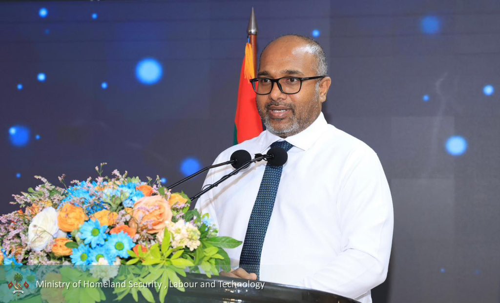 HomeMinistrymv's tweet photo. "ހޯމް ޓީމް އެޑްވާންސްޑް ލީޑަރޝިޕް ޕްރޮގްރާމް" ބެޗް 2 ނިމުމުގެ ރަސްމިއްޔާތު ވަޒީރު ޢަލީ އިޙްސާން ޝަރަފުވެރިކޮށްދެއްވައި، މިއަދު ބޭނުންވަނީ ރައްޔިތުންނާ ގާތުން ޚިދުމަތްދޭ އަދި ނަތީޖާ ނެރޭނެ ޤާބިލު ލީޑަރުންކަން ފާހަގަކުރެއްވި. 

މި ރަސްމިއްޔާތުގައި އެކްސްކޯގެ ސީނިއަރ ލީޑަރޝިޕް ބޭފުޅުންނާއި، އެގްޒެކެޓިވް ޑިރެކްޓަރ އެސިސްޓެންޓް ކޮމިޝަނަރ އޮފް ޕޮލިސް އަޙްމަދު ޢަބްދުއްރަޙްމާން ބައިވެރިވެވަޑައިގެންނެވި.