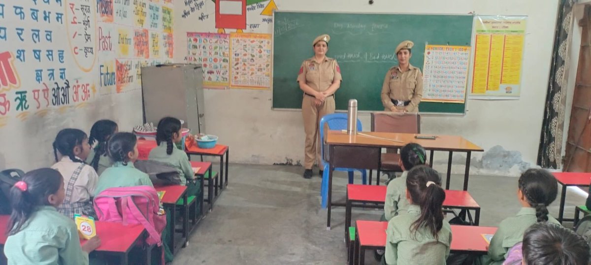 KhannaPolice's tweet photo. #PPMM Police Team of Khanna Police conducted an awareness seminar in Different schools. where children were made aware about the protection of women from domestic violence, sexual harassment of women and child abuse. They were also told about Cyber Crime 1930 & 112.
ਖੰਨਾ ਪੁਲਿਸ ਦੀ #PPMM ਪੁਲਿਸ ਟੀਮ ਨੇ ਵੱਖ-ਵੱਖ ਸਕੂਲਾਂ ਵਿੱਚ ਜਾਗਰੂਕਤਾ ਸੈਮੀਨਾਰ ਕਰਵਾਇਆ। ਜਿੱਥੇ ਬੱਚਿਆਂ ਨੂੰ ਘਰੇਲੂ ਹਿੰਸਾ, ਔਰਤਾਂ ਦੇ ਜਿਨਸੀ ਸ਼ੋਸ਼ਣ ਅਤੇ ਬਾਲ ਸ਼ੋਸ਼ਣ ਤੋਂ ਔਰਤਾਂ ਦੀ ਸੁਰੱਖਿਆ ਬਾਰੇ ਜਾਗਰੂਕ ਕੀਤਾ ਗਿਆ। ਉਨ੍ਹਾਂ ਨੂੰ ਸਾਈਬਰ ਕਰਾਈਮ 1930 ਅਤੇ ਪੁਲਿਸ ਹੈਲਪਲਾਈਨ ਨੰਬਰ 112 ਬਾਰੇ ਵੀ ਦੱਸਿਆ ਗਿਆ।
#SaanjhShakti
#PPMM