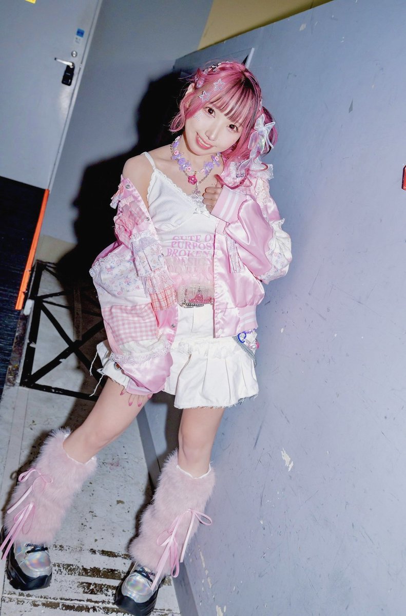 obararyou's tweet photo. #小原涼生誕ワンマン2026 #MyLiveLifeSTORY

ワンマンで発表した新衣装紹介🎀

オープニングの映像で登場したコバラちゃんと一緒なんだあ✌️💕

今回のテーマはとことんピンクで甘くしつつ、小原っぽい元気なストリート感も混ぜてみました♡

Photo by千佳
character Design by イッシー https://t.co/GazI52Y8cY