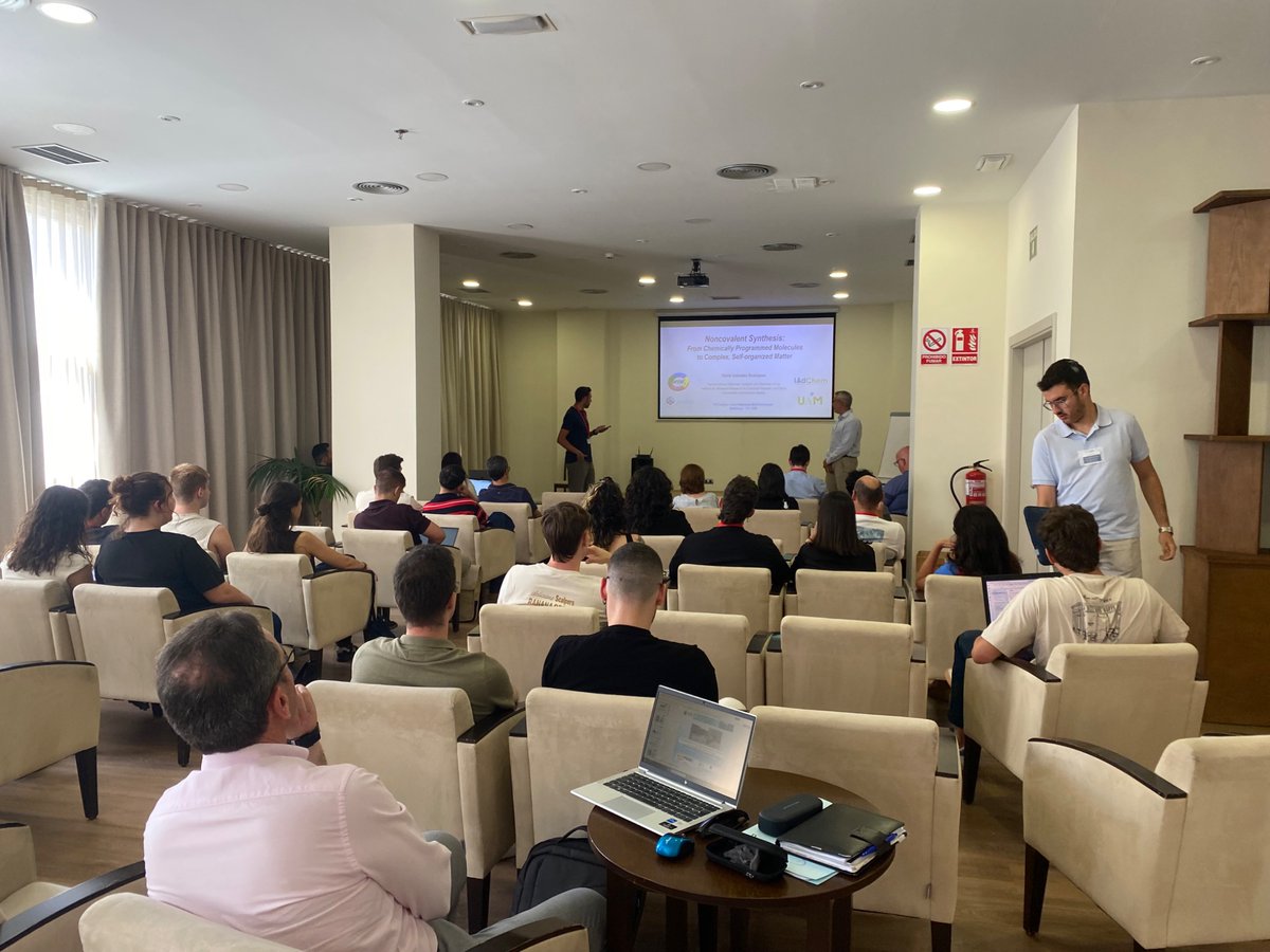 Multimat2's tweet photo. David González nos ha dado una master class sobre enlaces no covalentes y cómo obtener materiales tubulares en los que incluso alojar moléculas https://t.co/5nDhVVTwTM