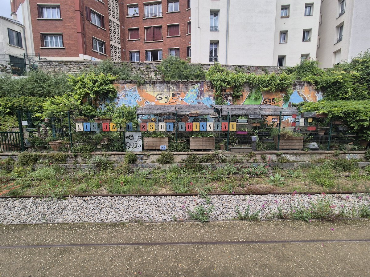 EVDM75007's tweet photo. La #PetiteCeinture vue de la #Recyclerie, anciennement gare de Boulevard Ornano (#Paris18).
@aspcrf https://t.co/WlquSir7T3
