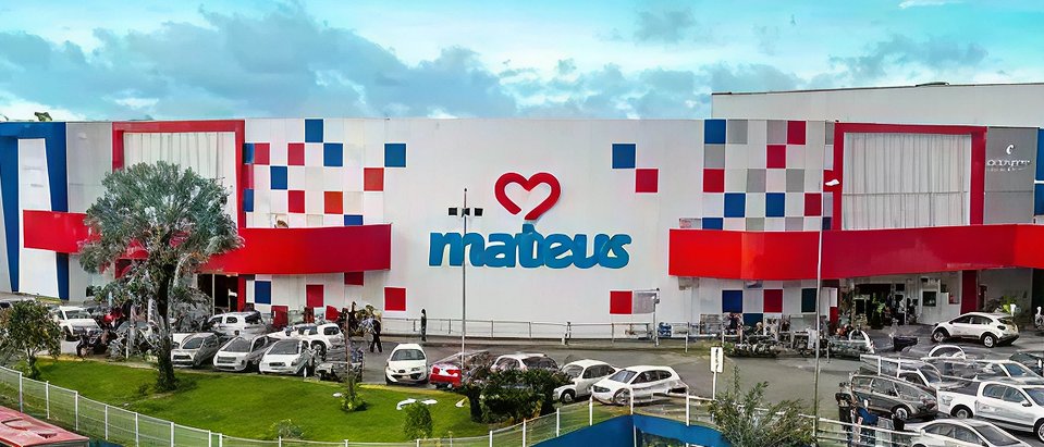 varosbr's tweet photo. A questão da fraude no Mateus não é um evento isolado — é a sequência de uma série de problemas contábeis que o varejo brasileiro vem digerindo há anos.

Em janeiro de 2023, a Americanas comunicou R$ 20 bilhões em inconsistências contábeis. O caso virou marco regulatório, e a CVM passou a fiscalizar com lupa como redes registram verbas comerciais, custo de mercadoria e perdas em inventário. Carrefour e Dia já tinham passado por ajustes nas mesmas linhas anos antes.

O Mateus opera num contexto operacional especialmente complicado. Cada estado tem regime de ICMS diferente. As perdas em perecíveis no Norte e Nordeste são estruturalmente altas por causa de temperaturas e logística. E a expansão acelerada — de cerca de 137 lojas em 2020 pra mais de 300 hoje — não foi acompanhada de perto pela estrutura de controle do Grupo.

Quando a governança não acompanha o crescimento, falhas pequenas no início viram bilhões lá na frente.

Bora desenrolar mais esse carretel?

Deeeesce pelo fio!🧵