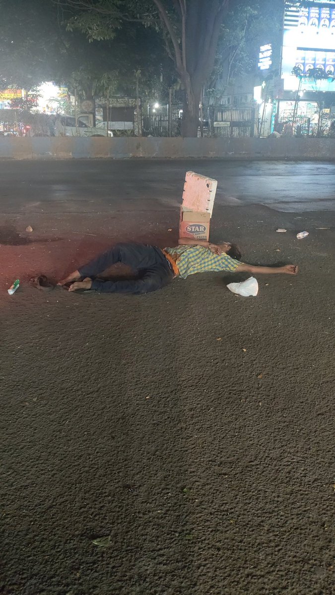 OdeyarSameer's tweet photo. @ThaneCityPolice One man lying drunk at Waghbil in front of the vegetable bazaar near Vijay Nagari..pls do the needful https://t.co/NQ9IW0iPPf