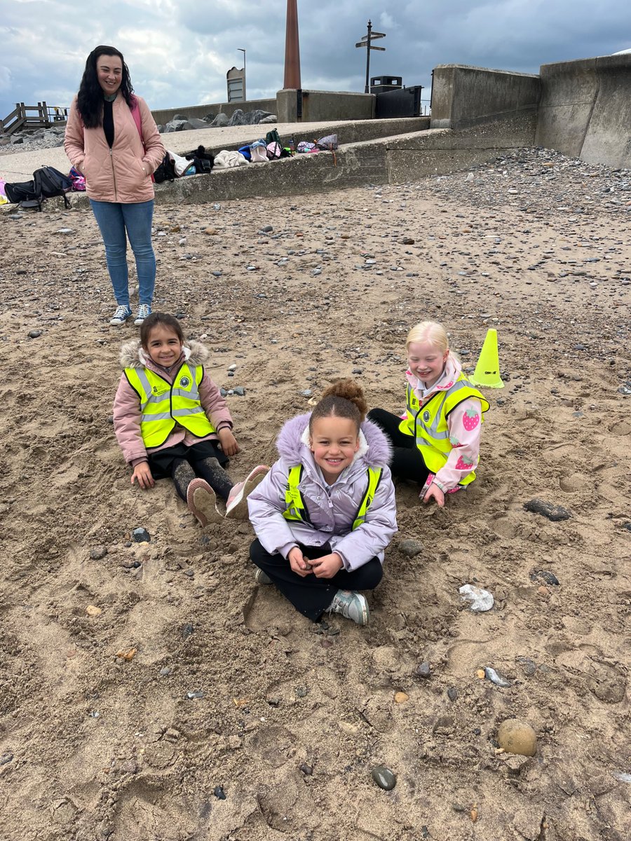 DeltaCraven's tweet photo. Followed by a sandcastle competition- we have had a fabulous day at the coast🌊 https://t.co/1jwvKiz53v