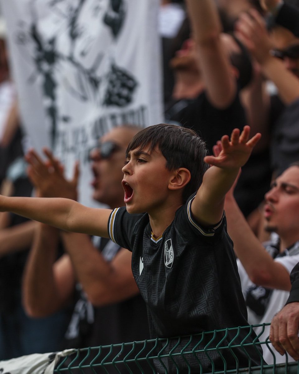 VitoriaSC1922's tweet photo. O apoio que nunca nos falhou e nunca nos faltou. Caminhámos unidos durante mais uma época. Sempre lado a lado! 🖤🤍
#UnidosPeloVitória • #CDNVSC https://t.co/bLgdQamdje