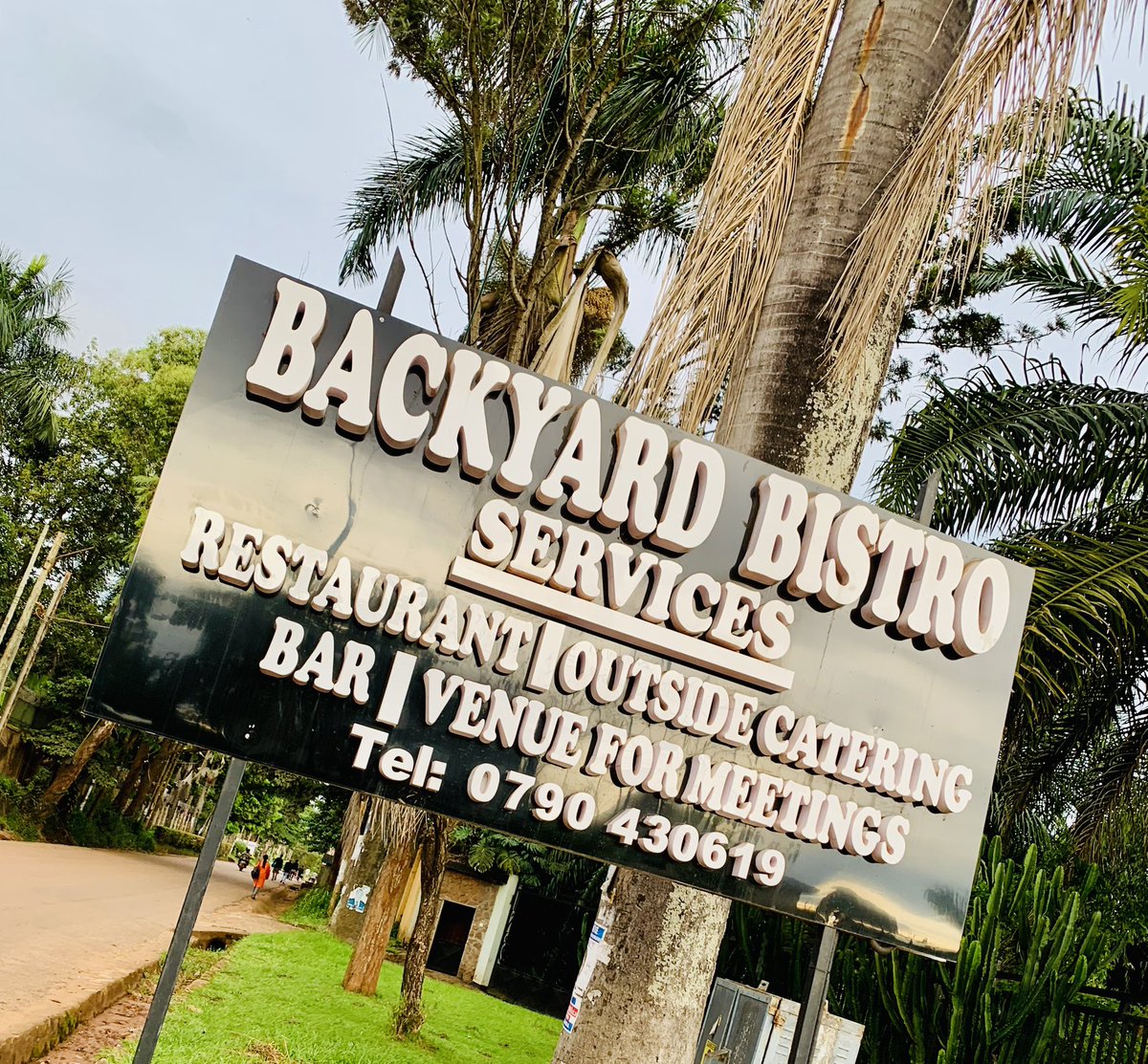 GideonSsekidde's tweet photo. Food unites. Let's link up at Backyard Bistro Bugoloobi, Luthuli Avenue, lunch time. One spirit, one table.
#GoldenPosts #FoodComa #BugoloobiMeetup https://t.co/jHK76yqy8o