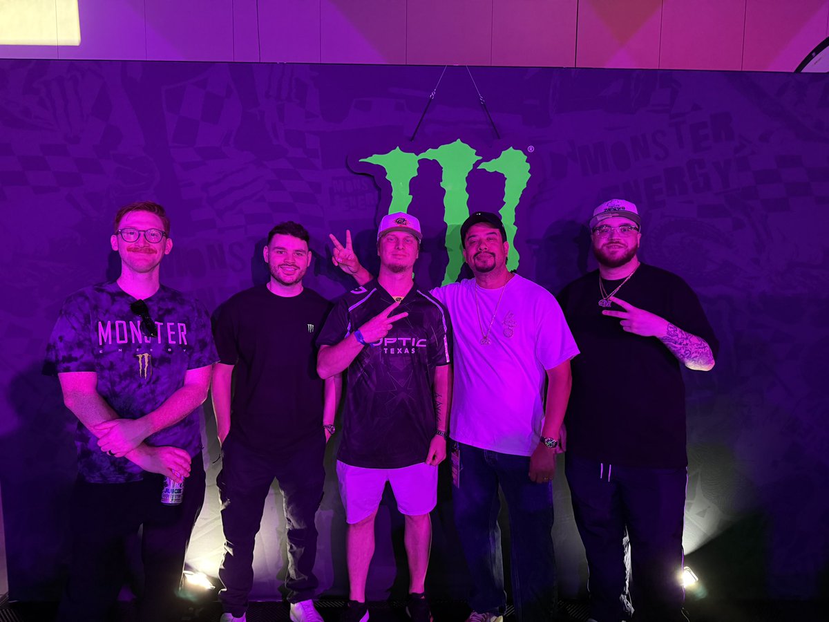 Carnage_POV's tweet photo. @H3CZ @Nadeshot @ScrappyNJ @HyDrAnml @aBeZy @NiumFPS Was great meeting the CoDFather. Thanks for a great bday Hecz https://t.co/KqSjrpRAG0