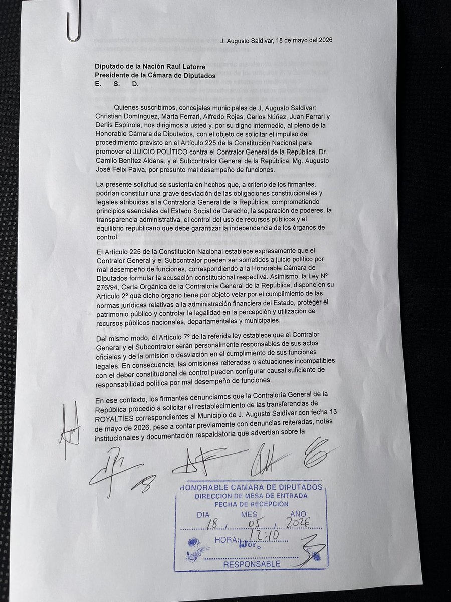 CrisDominguezPY's tweet photo. Hoy 6 concejales municipales de J. Augusto Saldivar presentamos pedido de JUICIO POLÍTICO contra @camilobenitez23 y @augustojfpaiva por mal desempeño de funciones en la @contraloriapy 
No pueden salir tan ilesos ante la omisión en el cumplimiento del deber legal de control. https://t.co/JU3vSmh7ft