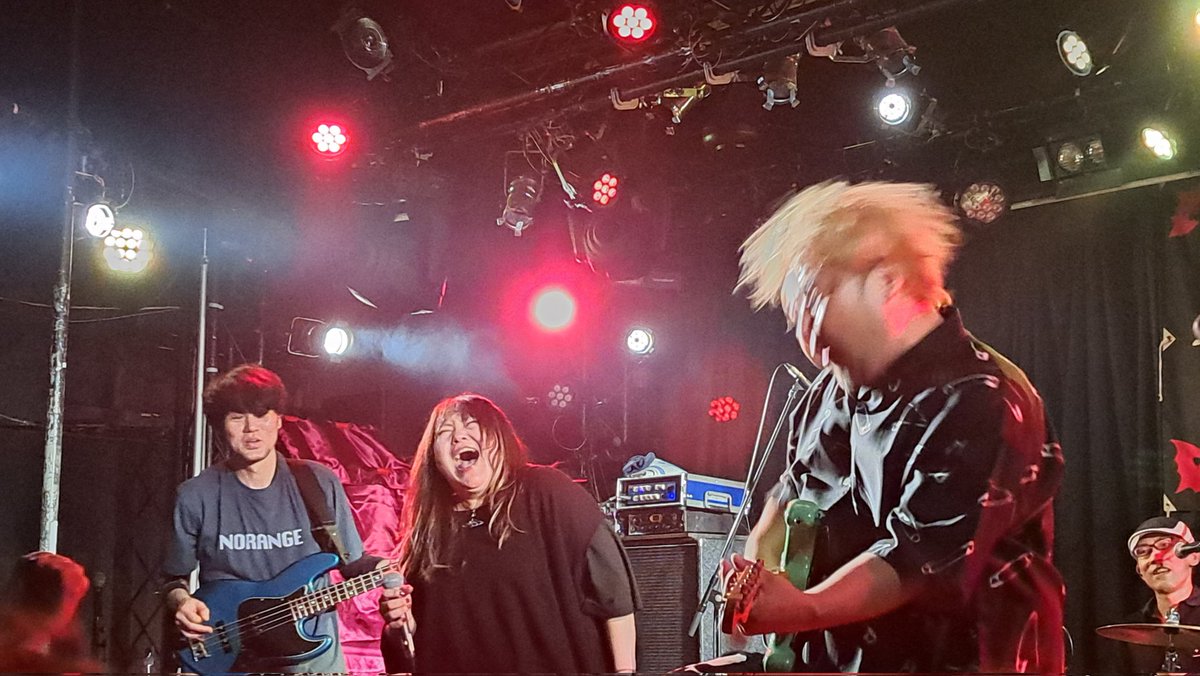 i42WHf3t3nhcHYB's tweet photo. #松山市 #サロンキティ #salonkitty
#NORANGE
まだ数える程しかライブを見てないけど、いつもと比べて尺長めだったらしいけど、歌も演奏も抜群に良く、真貴さんの喋りはもちろんオモロく、あっという間に終わってしまった😆
演者がこれだけ楽しそうやったら、そりゃこっちも楽しくなるわな😁 https://t.co/ge17diJ5v7