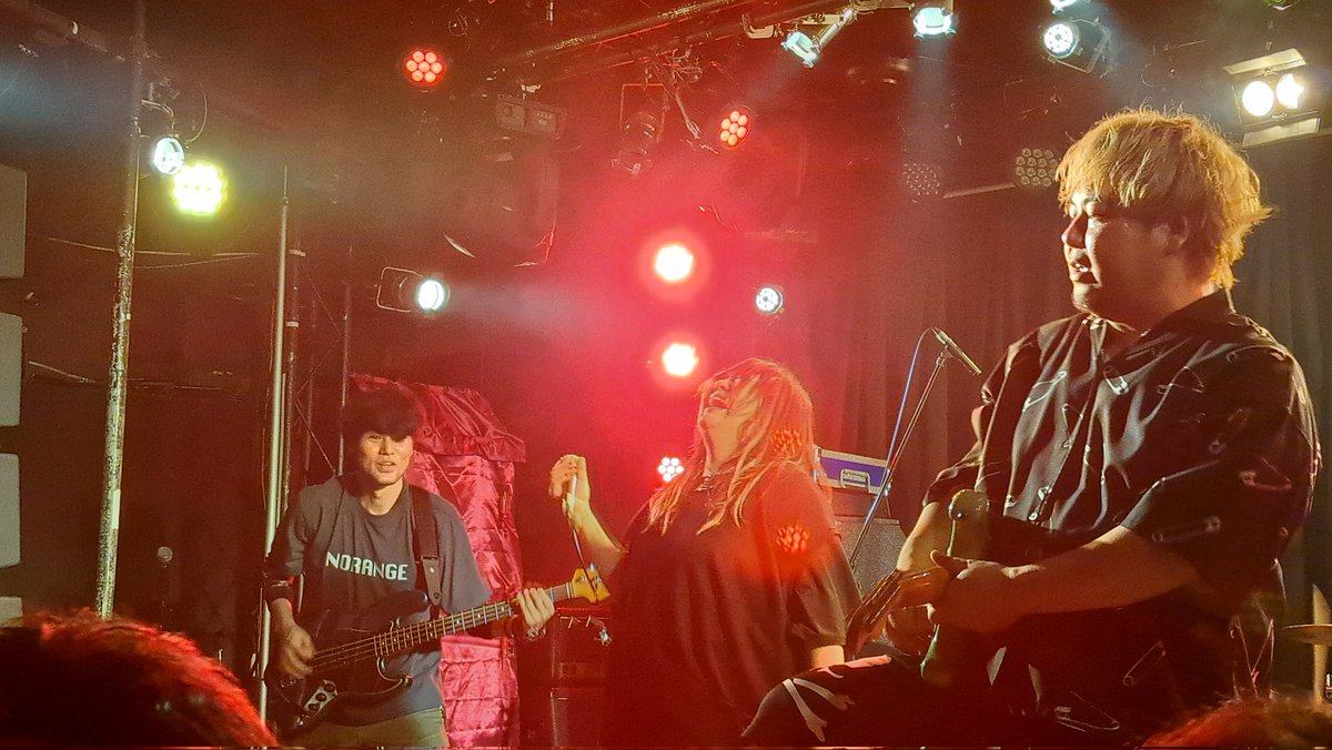 i42WHf3t3nhcHYB's tweet photo. #松山市 #サロンキティ #salonkitty
#NORANGE
まだ数える程しかライブを見てないけど、いつもと比べて尺長めだったらしいけど、歌も演奏も抜群に良く、真貴さんの喋りはもちろんオモロく、あっという間に終わってしまった😆
演者がこれだけ楽しそうやったら、そりゃこっちも楽しくなるわな😁 https://t.co/ge17diJ5v7