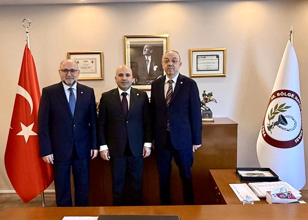 tebkurumsal's tweet photo. 28. Bölge Hatay Eczacı Odası tarafından düzenlenen 14 Mayıs Bilimsel Eczacılığın 187. Yıl Dönümünde “Türkiye’de Eczacılık Gündemine Bakış” başlıklı bir panel gerçekleştirildi. 

Hatay Eczacı Odası Başkanı Ecz. Reşat Menderes Akgöl’ün moderatörlüğünde gerçekleştirilen panele, Türk Eczacıları Birliği Başkanı Ecz. M. İrfan Demirci, İlaç Endüstrisi İşverenler Sendikası Genel Sekreteri Savaş Malkoç konuşmacı olarak katıldı.