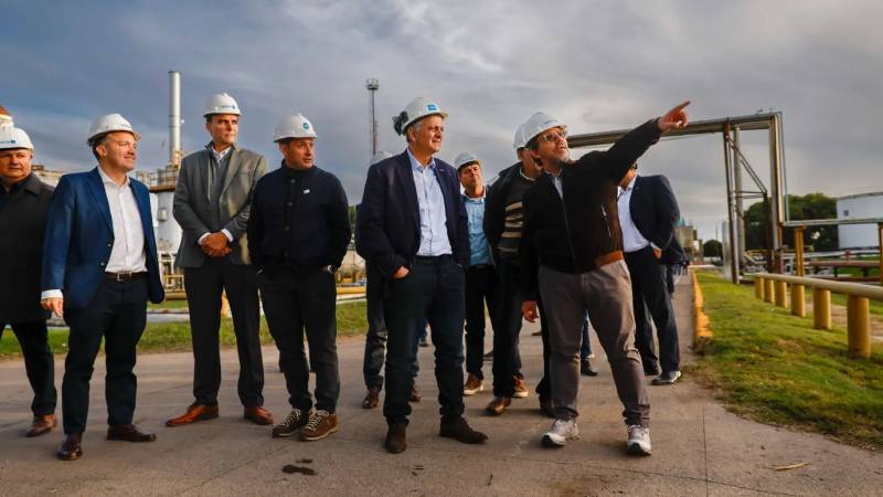 ArgenPorts's tweet photo. YPF acelera la reconversión de la ex refinería San Lorenzo con una apuesta millonaria a los biocombustibles sustentables
La petrolera y Essential Energy avanzan en un proyecto de casi US$ 400 millones para producir combustibles sostenibles para aviación. https://t.co/NQmISn5K1K https://t.co/BSqPsf01rW