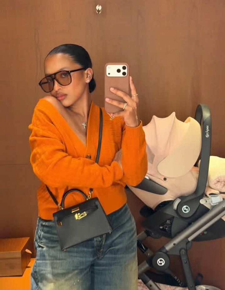 ritahhatir8's tweet photo. Men , who's ready to fall in love with me 🤩 https://t.co/AsF2hKtmCE