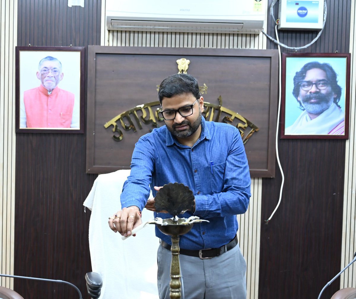 dcgodda's tweet photo. आज कल्याण विभाग अंतर्गत आयोजित जनजातीय उत्सव “जनभागीदारी अभियान” का शुभारंभ दीप प्रज्ज्वलित कर किया गया। यह अभियान 18 मई से 25 मई 2026 तक जिले भर में संचालित किया जाएगा। 
#Godda #JanBhagidariAbhiyan #TribalFestival #WelfareDepartment #Jharkhand #TeamPRDGodda
@JharkhandCMO https://t.co/p0OJeVQFR0