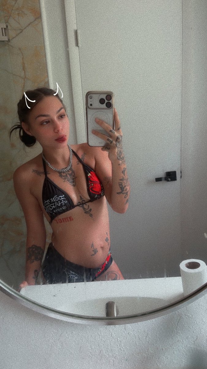 BabyChelle__'s tweet photo. New bathing suit https://t.co/IwVxsQOwOj