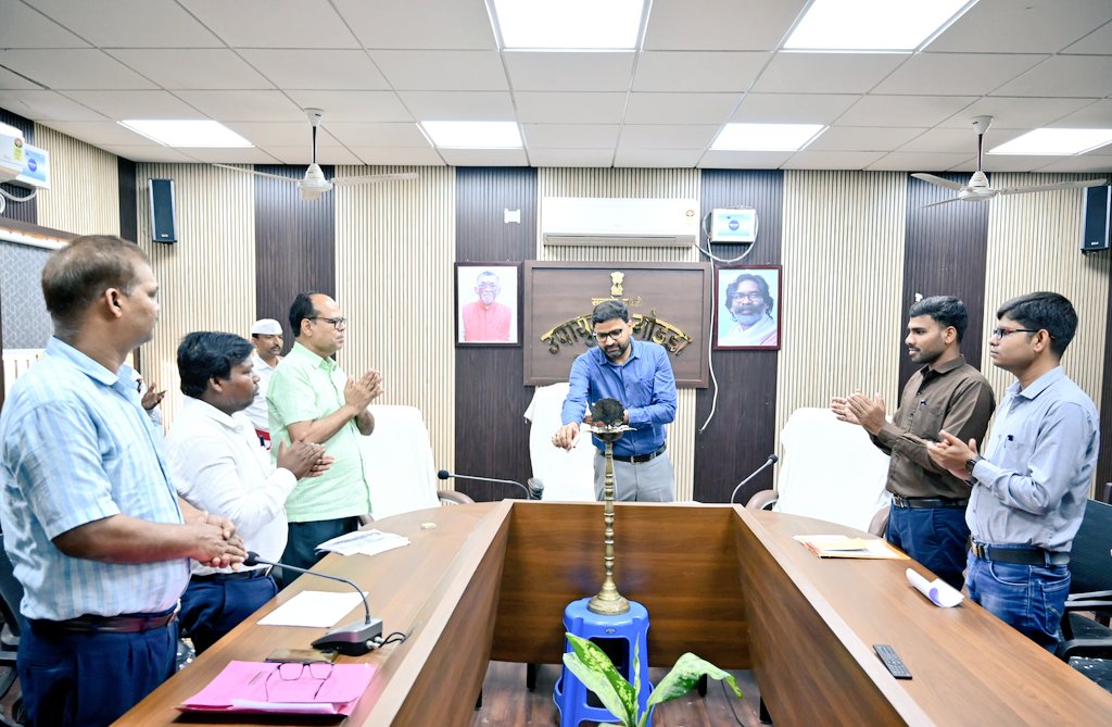 dcgodda's tweet photo. आज कल्याण विभाग अंतर्गत आयोजित जनजातीय उत्सव “जनभागीदारी अभियान” का शुभारंभ दीप प्रज्ज्वलित कर किया गया। यह अभियान 18 मई से 25 मई 2026 तक जिले भर में संचालित किया जाएगा। 
#Godda #JanBhagidariAbhiyan #TribalFestival #WelfareDepartment #Jharkhand #TeamPRDGodda
@JharkhandCMO https://t.co/p0OJeVQFR0