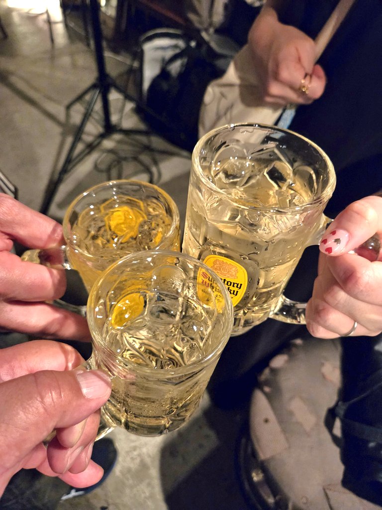 doruge4417's tweet photo. 今日(5/18)はココ👀‼️
🏡東新宿・LOVE TKOにて…『隔月刊御茶海マミ 5月号（vol.008）』…🎸工藤ちゃんと乾杯～✨🍻🎶…無事🚃終電で帰宅🏠👣…色々出会いも有り…楽しかった～👀‼️…沢山乾杯～✨🍻🎶 https://t.co/JIkPplwap1
