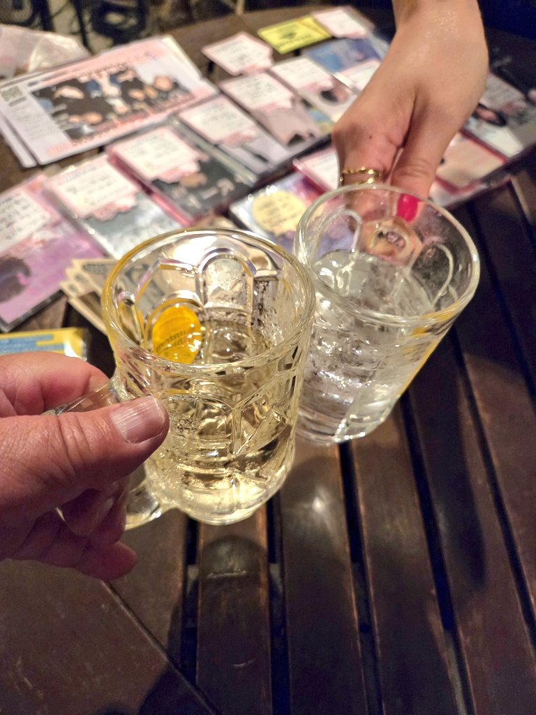 doruge4417's tweet photo. 今日(5/18)はココ👀‼️
🏡東新宿・LOVE TKOにて…『隔月刊御茶海マミ 5月号（vol.008）』…🎸工藤ちゃんと乾杯～✨🍻🎶…無事🚃終電で帰宅🏠👣…色々出会いも有り…楽しかった～👀‼️…沢山乾杯～✨🍻🎶 https://t.co/JIkPplwap1