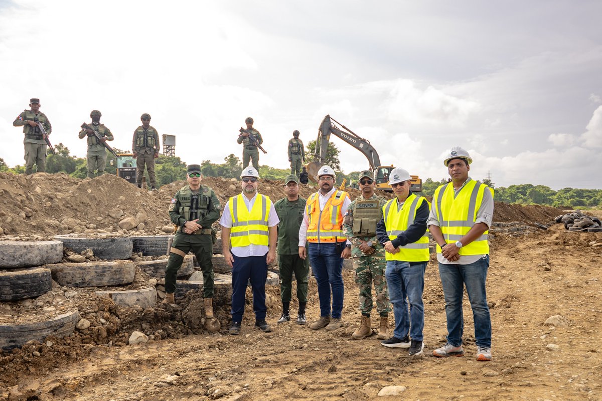 AmbienteRD's tweet photo. Nuestro ministro Paíno Henríquez supervisó los trabajos de restauración ambiental y revegetación en la cuenca del río Haina.🌿💧

Seguimos avanzando en la recuperación de ecosistemas impactados por décadas de extracción ilegal.

Conoce más: https://t.co/CqbMdKOz9T https://t.co/fqPpUa6nug