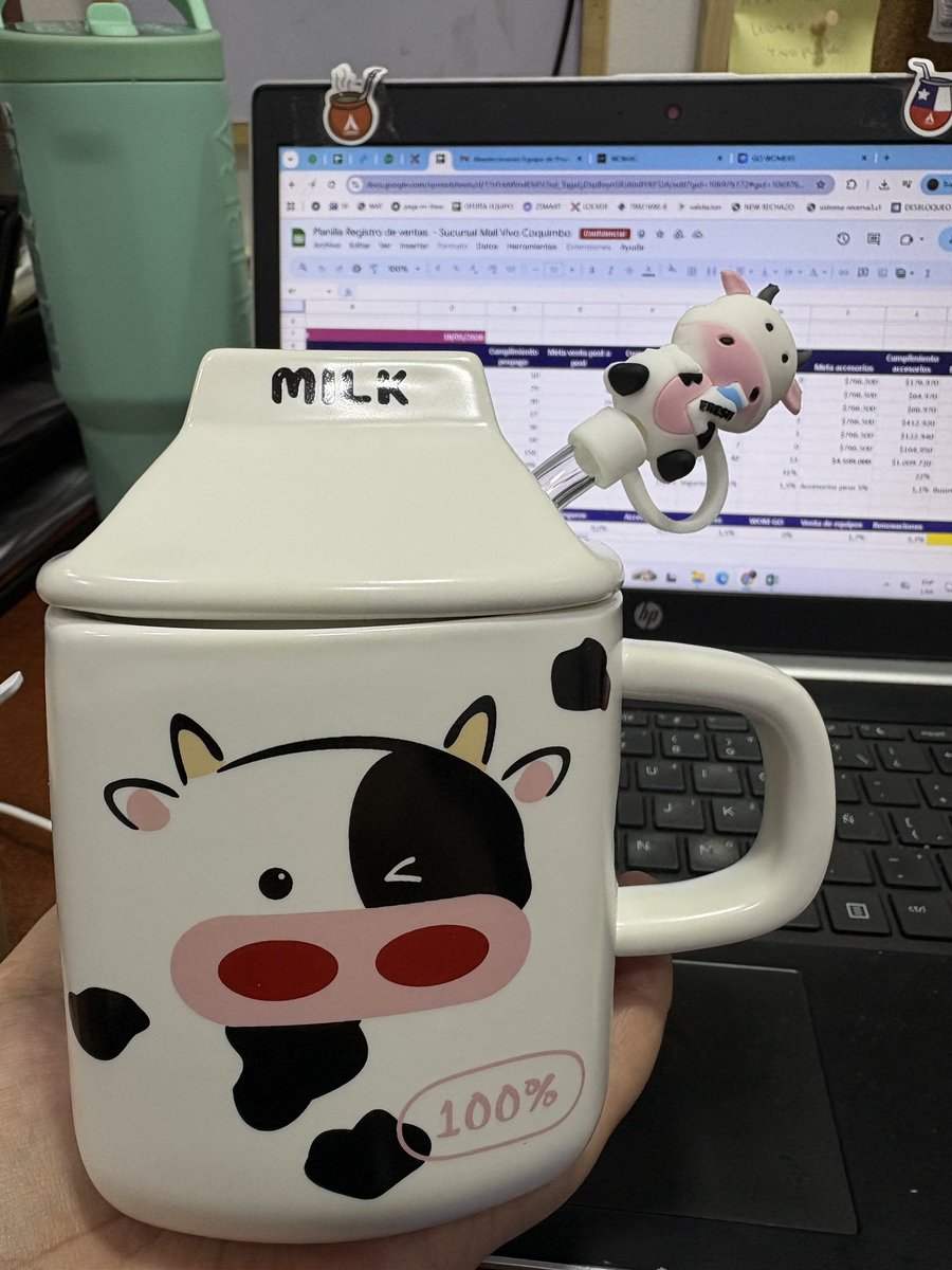 EsVrmz's tweet photo. Llegar a mi oficina y que me tengan este regalito😍🐮, personitas que me conozcan sabe que amo las Vacas😍🖤 https://t.co/O1h26I11RC