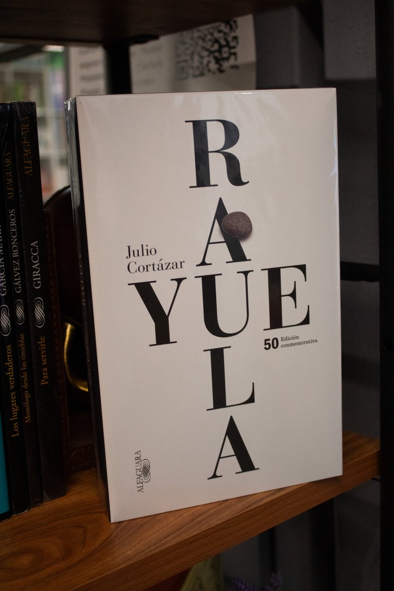 demuseo's tweet photo. 📚✨ Este mes, nuestra editorial destacada es Alfaguara 🤍

Un sello que ha acompañado a generaciones de lectores con historias inolvidables, autores icónicos y libros que dejan huella en cada página ✍️📖

Descubre títulos que inspiran, conmueven y atrapan desde el primer capítulo.
Porque siempre hay un libro perfecto esperando por ti 💫

#Alfaguara #EditorialDestacada #Libros #Lectura #AmorPorLosLibros