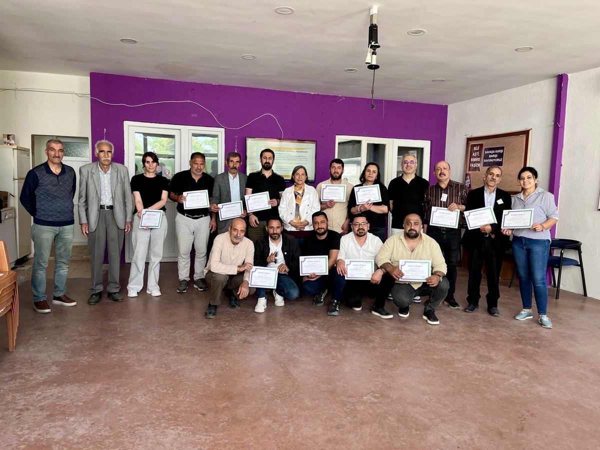 DemPartiOkulu's tweet photo. Denizli il-ilçe örgütümüzle iki günlük temel siyasal eğitimimizi gerçekleştirdik. 

Barış ve demokratik toplum mücadelemizi birlikte öğrenerek, örgütlenerek büyütmeye devam ediyoruz ☀️🍀

#dempartiokulu https://t.co/dUBvEXdjC2