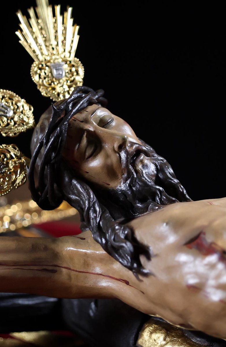 SoyDeLaVeraCruz's tweet photo. #ACTUALIDAD | NUESTROS AMANTÍSIMOS TITULARES PARA EL BESAMANOS Y SUBIDA.

Se celebra hoy en Alcalá del Río el SOLEMNE Y TRADICIONAL BESAPIÉS Y BESAMANOS, que tiene lugar de 18:00 a 22:30 horas.

Nuestras Sagradas Imágenes presiden, así, el altar erigido en la Parroquia de la Asunción.

Celebramos con fervor estos días en honor a Cristo resucitado que hoy concluyen con la procesión de madrugada.

El acto del Besamanos le fue concedido a la Hermandad en 1927, siendo de los primeros en nuestra Diócesis y decano alcalareño.

Hasta 1934 no se constituiría el Besapiés al Santísimo Cristo.

A las 19:00 h, será la SAGRADA EUCARISTÍA oficiada por el Rvdo. Sr. D. José María Campos Peña, nuestro Párroco y Director Espiritual, con el acompañamiento musical del Coro Infantil y Escolanía de nuestra Hermandad.

A las 00:00 h, TRASLADO DE NUESTROS TITULARES EN SOLEMNE PROCESIÓN DE “SUBIDA”, desde la Iglesia Parroquial de Santa María de la Asunción hasta la Capilla de San Gregorio con el itinerario: Padre Ruiz Páez, Hermanos Merchante, Plaza del Calvario, Blas Infante, San José, Plaza de España, Ilipa Magna, Real de Castilla, Coronel García-Baquero y entrada en la Real Ermita.

Cristo de la Vera-Cruz, por la mediación de María Santísima de las Angustias Coronada, derrama tu bendición a todos los hermanos, fieles y devotos que hoy nos postramos ante la Santa y verdadera Cruz.