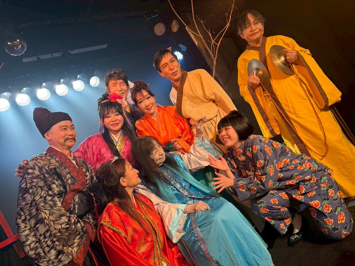 cook_black's tweet photo. ✨ 牡丹燈幻想 千秋楽 ✨
ありがとうございました🌸
本番中は集合写真を撮る時間が取れず、千秋楽のカーテンコール後に少しお時間をいただいて、ようやく出演者全員での記念撮影ができました。
この作品に関わった大切な仲間たちと一緒に写れた写真…本当に一生の宝物です。
心から感謝でいっぱいです。
#牡丹燈幻想 #雑遊 #新宿 #ぐるうぷしゅら #虹企画