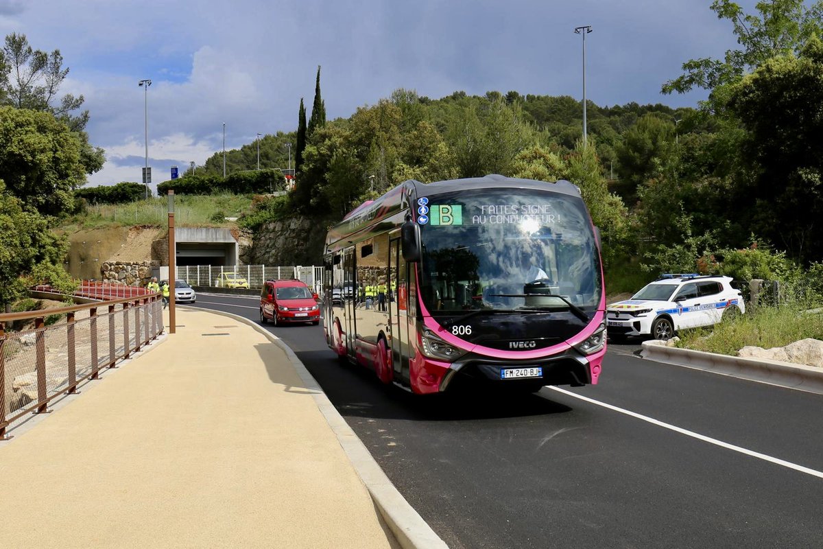 JeanLeonetti's tweet photo. Aujourd’hui, aux côtés de @ca_ginesy de @JosephCesaro , de @VLellouche06 et de @XWiik , nous avons inauguré la fin des travaux de réaménagement de la RD 635, axe stratégique entre #Antibes et #Valbonne, au cœur de @SophiaAntip0lis .
Cet ouvrage est remarquable. Quelques minutes gagnées chaque jour pour les habitants d’#Antibes qui rejoignent Sophia Antipolis, c’est une amélioration concrète du quotidien. Ce projet vient compléter les aménagements réalisés à l’entrée de la technopole, par la Ville de @ValbonneSA qui, avec la @CASAOfficiel , a largement contribué à fluidifier et réorganiser cet accès essentiel.
Ce nouvel axe transforme profondément les mobilités : circulation dans les deux sens, piste cyclable, cheminement piéton sécurisé, amélioration des aménagements paysagers… mais surtout, une voie dédiée au Bus à Haut Niveau de Service.
Le BHNS entre Antibes et Sophia Antipolis constitue une réponse majeure aux défis de déplacement de notre territoire. Aujourd’hui, 11 000 personnes empruntent cet axe chaque jour. Avec cette nouvelle infrastructure et la ligne B gratuite, nous visons demain près de 17 000 à 18 000 usagers quotidiens.
Cet ouvrage était indispensable pour accompagner le développement exceptionnel de Sophia Antipolis : 2 500 entreprises, des milliers d’étudiants, une croissance continue de l’emploi et de l’innovation.
Cette liaison permet également de connecter directement la zone des 3 Moulins à SKEMA et à l’ensemble du cœur sophipolitain. En un kilomètre, c’est un gain de temps considérable et une nouvelle cohérence territoriale entre le littoral et la technopole.
Ce projet conjugue mobilité et respect de l’environnement : sol perméable et bassin de rétention pour prévenir les risques d’inondation, préservation paysagère et archéologique, développement des mobilités douces et des transports collectifs propres avec nos bus au Gaz Naturel.
Ce chantier de 10 millions d’euros, porté le département des @AlpesMaritimes , témoigne d’une ambition claire : développer Sophia Antipolis dans l’intérêt de tout notre département. Merci à Charles-Ange Ginésy pour cet engagement constant.