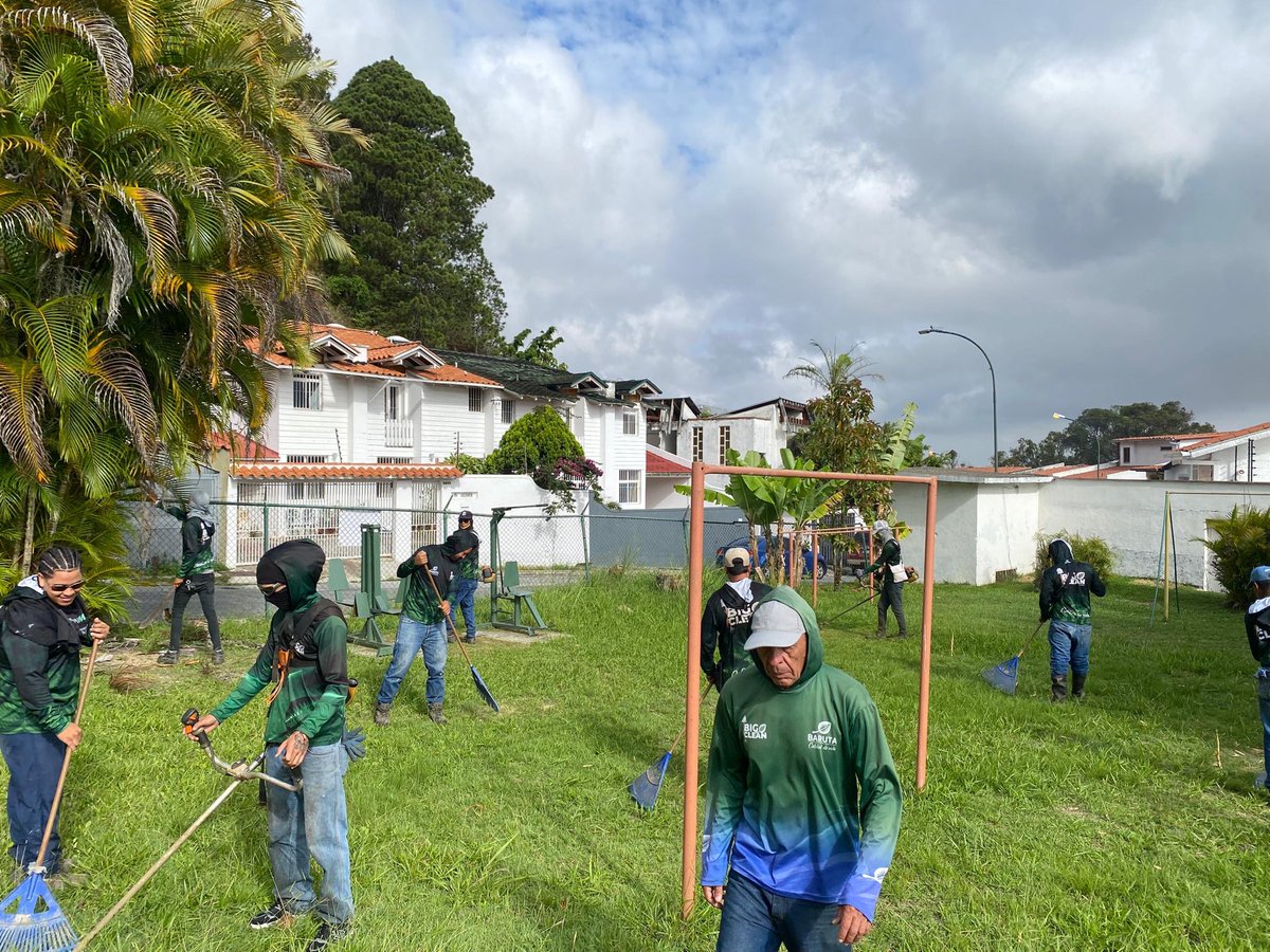 AlcaldiaBaruta's tweet photo. ¡Feliz inicio de semana, baruteños!🍃
Las cuadrillas de #AcciónInmediata se encuentran desplegadas realizando labores de:
🍃Desmalezado y limpieza:
📍Urb. #ElPlacer
📍Urb. #AltoPrado
🚧Poda de despeje:
📍Urb. #ColinasdeBelloMonte
🍃Saneamiento Ambiental:
📍Sector. #ElPeñon https://t.co/forv0GhwHx
