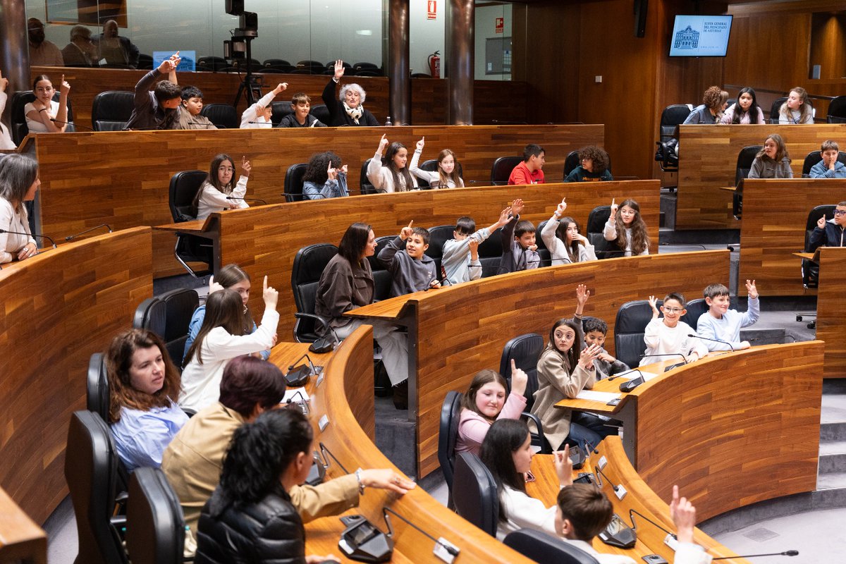 forocye's tweet photo. Pleno de estudiantes de cinco centros educativos de Oscos-Eo en la Junta General del Principado y visita guiada al Aeropuerto de Asturias. 18 Foro Comunicación y Escuela: "Los valores del medio rural: los valores de Asturias" https://t.co/XwebWc7kXz