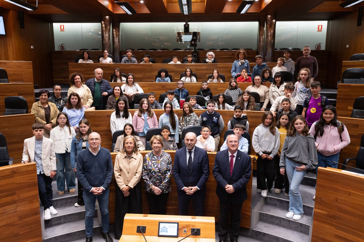 forocye's tweet photo. Pleno de estudiantes de cinco centros educativos de Oscos-Eo en la Junta General del Principado y visita guiada al Aeropuerto de Asturias. 18 Foro Comunicación y Escuela: "Los valores del medio rural: los valores de Asturias" https://t.co/XwebWc7kXz