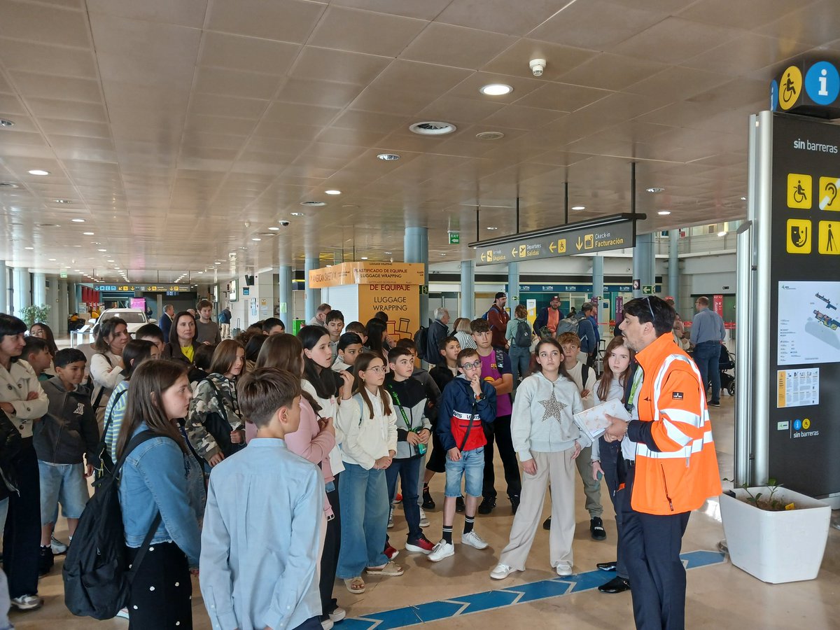 forocye's tweet photo. Pleno de estudiantes de cinco centros educativos de Oscos-Eo en la Junta General del Principado y visita guiada al Aeropuerto de Asturias. 18 Foro Comunicación y Escuela: "Los valores del medio rural: los valores de Asturias" https://t.co/XwebWc7kXz