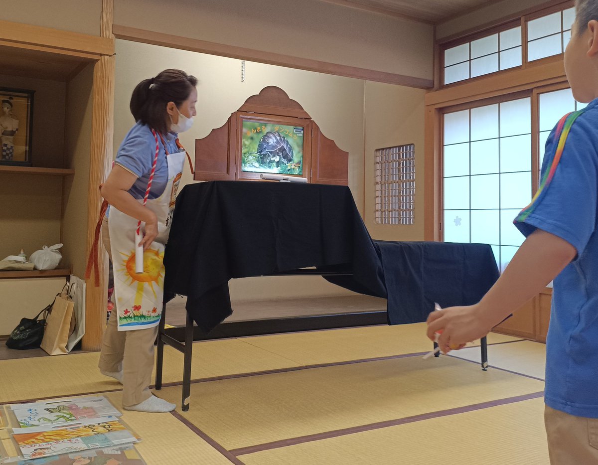 nerikikeiko's tweet photo. 5月18日　第3月曜日の夕方

@たからづか子ども食堂へ

会場の福祉センターへ着くと
次々と こどもたちだけでなく地域の高齢者のみなさんも集まっています

スタッフ手作りの夕食
今日のメニューは
焼きビーフン、ポテトサラダ、レタスのミニトマト、卵焼き、こんにゃくと大根の煮しめ、白ごはんの上に佃煮昆布、デザートのぶどうとチョコレート

種類も豊富で栄養満点
心のこもったお料理にお腹いっぱい

食堂の向かいのお部屋では
「@かみしばい安倉」さん
の楽しいかみしばいの
はじまり、はじまり〜♪

こどもたちや、お母さんお父さんも
ホッと安心できる居場所でもあります

こどもたちの幸せを願って
色々お話もできました
ありがとうございます🍀

#こども食堂
#地域の繫がり
#安心できる居場所
#こどもの幸せ 
#平和を願う