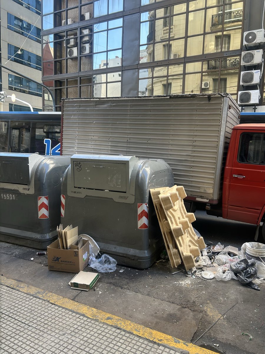 Barbudanga's tweet photo. @jorgemacri 2 Volquetes de basura en la esquina y lejos de la vereda, camión que estaciona en doble fila al mediodía en el centro y nadie controlando. Conclusión: colectivo no puede pasar y tránsito colapsado. https://t.co/CHyUnpKLWC