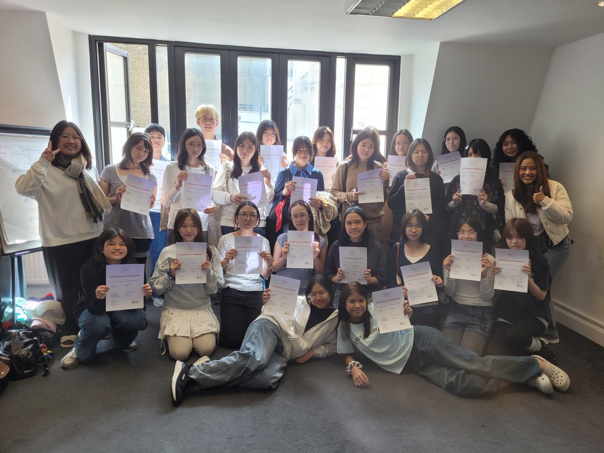 _EnglishStudio's tweet photo. Great times with our Thai students 🇹🇭✨
English learning doesn’t stop at the classroom door. It continues through London, its culture and everyday moments that bring the language to life. https://t.co/Lxa7OsRbx2