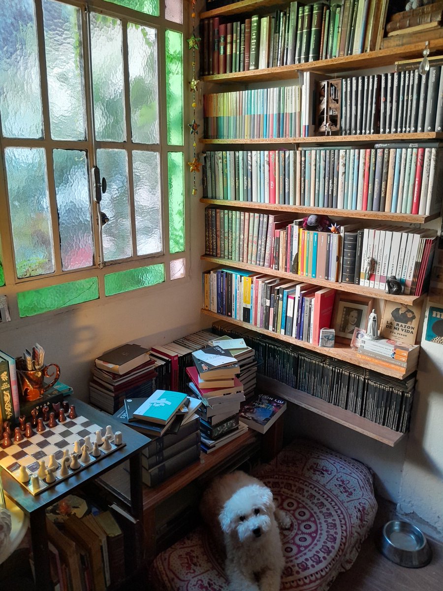 JCasablanaca's tweet photo. Así quedó mi mesita después de la feria del libro https://t.co/ilcOGr9upx